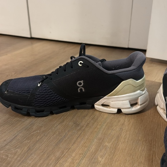 ON Cloudflyer black/white men’s size 9.5 - Picture 8 of 8